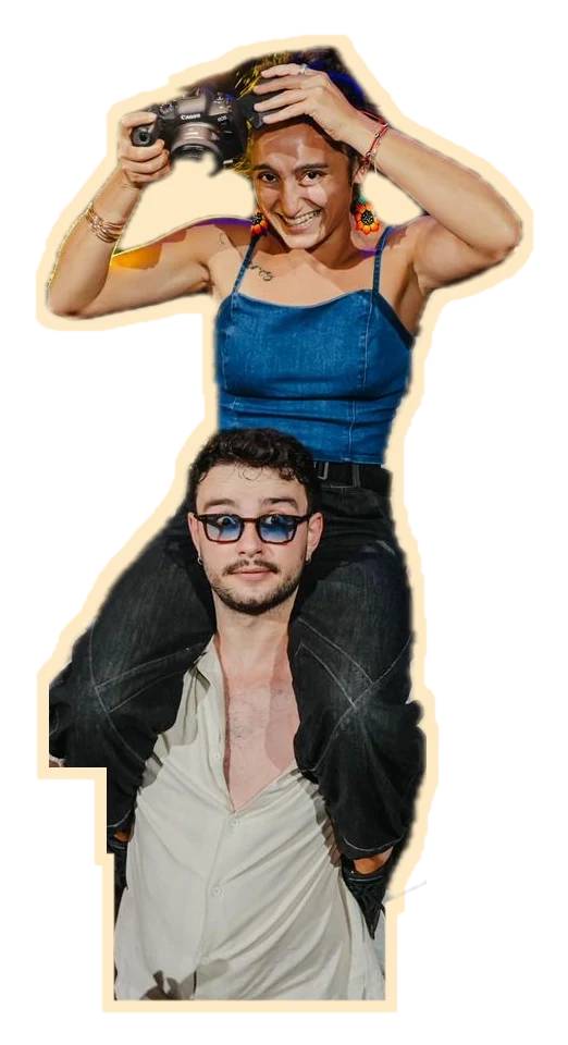 שרון עם המצלמה על הכתפיים של חבר ברחבה